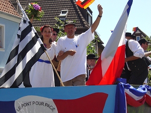 'Marianne' Birgit Oberhauser und Reiner Geisler auf dem Festwagen von 'Le Pont pour Pacé' - Foto: Carola Geisler
